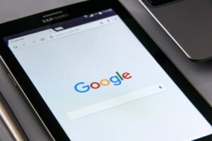 Écran de smartphone affichant la page de recherche Google