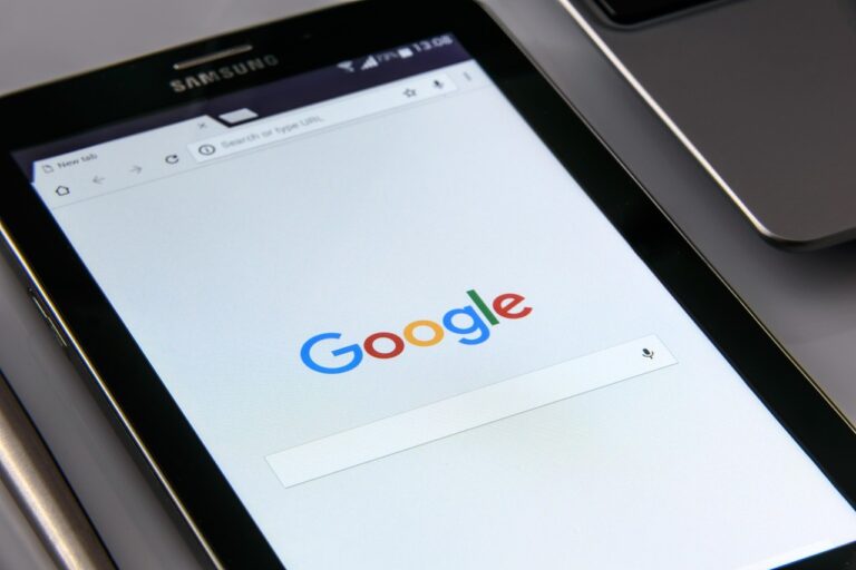 Écran de smartphone affichant la page de recherche Google