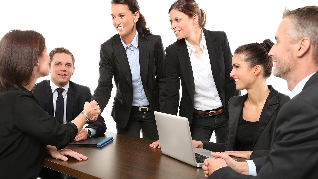 Rencontre professionnelle en B2B, poignée de main entre collègues et partenaires dans un contexte d'affaires